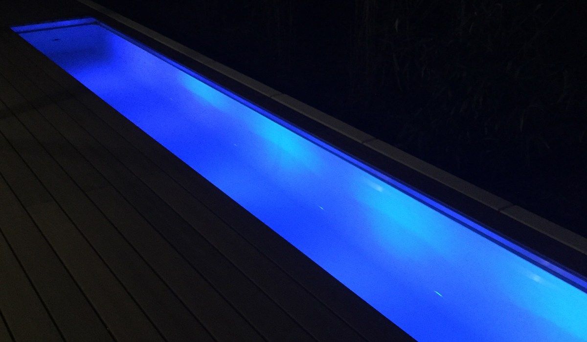 Wasserlauf blau beleuchtet auf Terrasse
